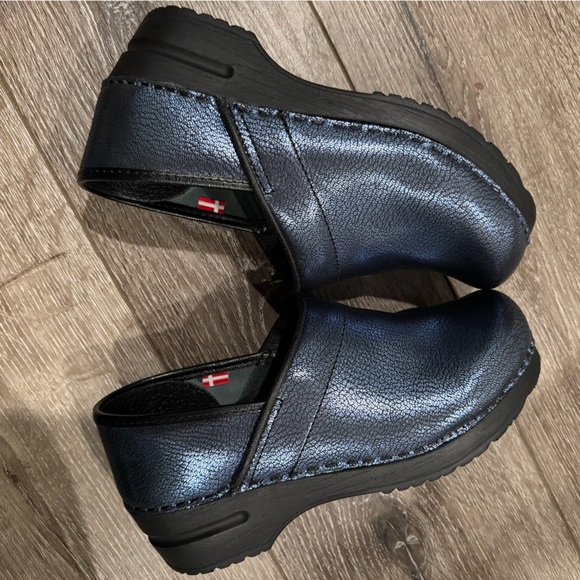 Women’s sanita metallic blue slip on clogs - Picture 5 of 8